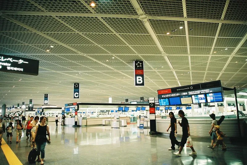 Hala odlotów w terminalu 1 lotniska Narita pod Tokio