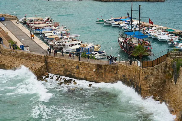 Port jachtowy pod murami Starego Miasta w Antalyi