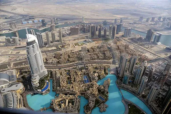 Widok z tarasu Burdż Chalifa na wieżowce Dubaju