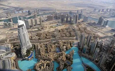 Widok z tarasu Burdż Chalifa na wieżowce Dubaju