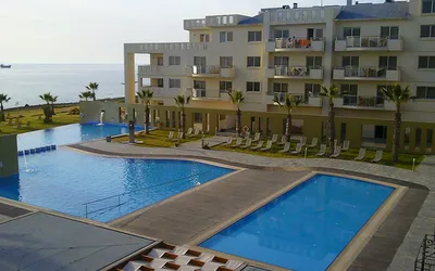 Widok z hotelowego balkonu w Pafos – wybór hotelu to jedna z kluczowych decyzji