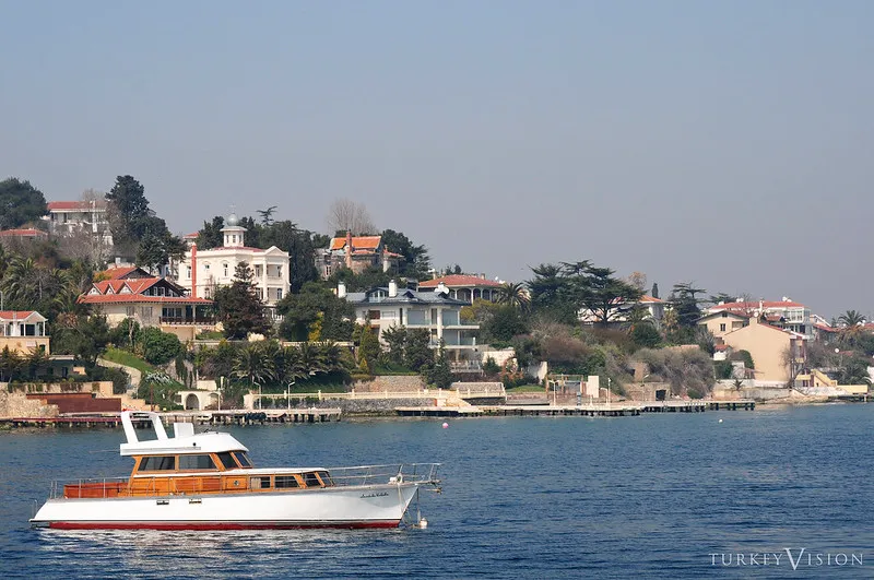 Największą i najchętniej odwiedzaną wyspą archipelagu jest Büyükada