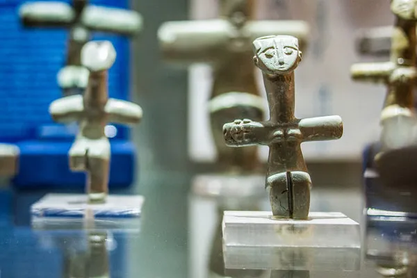 Prehistoryczne figurki w kształcie krzyża w gablocie Muzeum Cypryjskiego w Nikozji
