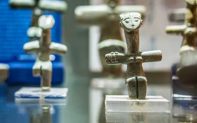 Prehistoryczne figurki w kształcie krzyża w gablocie Muzeum Cypryjskiego w Nikozji