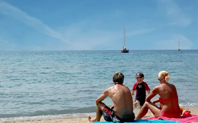 Plaża w Altınkum z parasolami nad turkusowym morzem