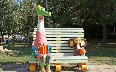 Kolorowe, zabawne rzeźby postaci na Krymie