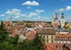 Panorama Zagrzebia z czerwonymi dachami i dwiema wieżami katedry Wniebowzięcia NMP