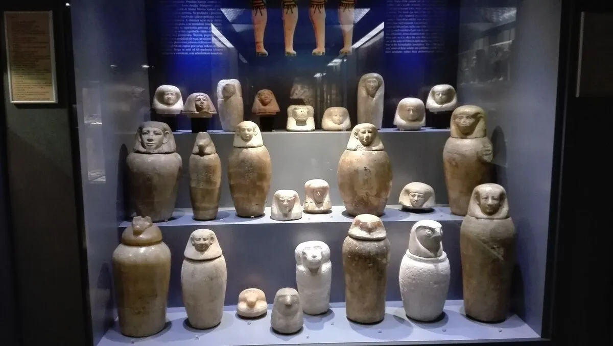 Egipskie kanopy w gablocie Muzeum Archeologicznego w Zagrzebiu