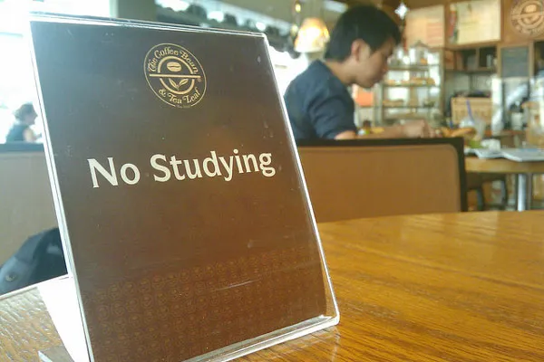 Tabliczka „No Studying” na stoliku w kawiarni