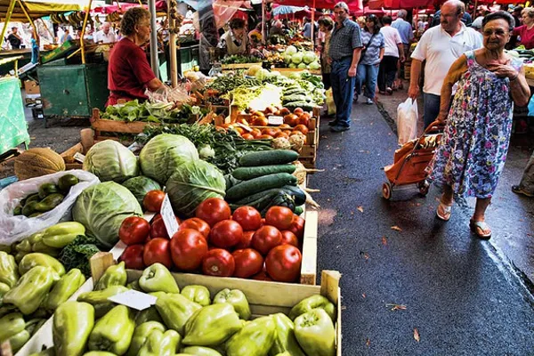 Ceny na miejskich targach są zwykle wyższe niż w sklepach i marketach