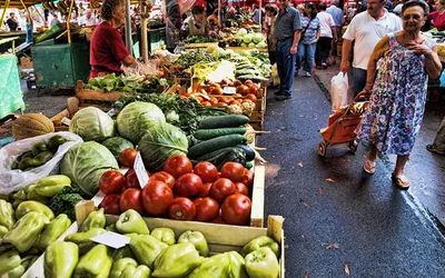 Ceny na miejskich targach są zwykle wyższe niż w sklepach i marketach