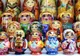 Kolorowe malowane matrioszki ustawione w rzędach na stoisku z pamiątkami