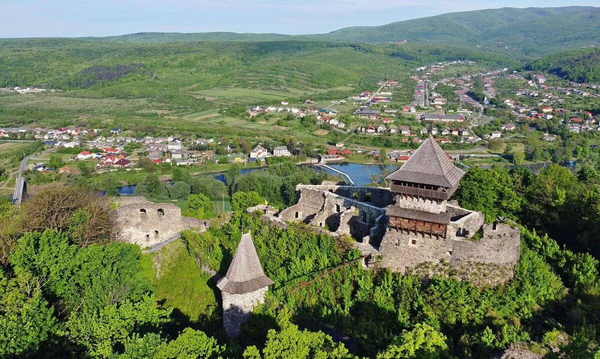 Zamek Niewicki i okolica widziane z lotu ptaka