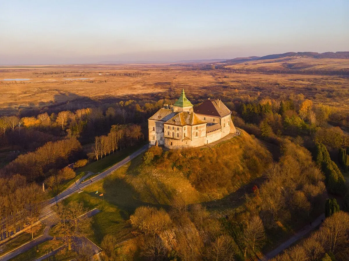 Zamek w Olesku na wzgórzu wśród mokradeł, widok z lotu ptaka