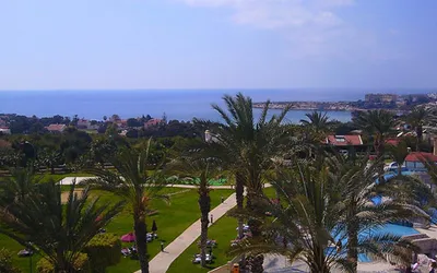 Widok z hotelowego balkonu na Zatokę Koralową (Coral Bay) i morze
