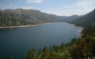 Zbiornik Vilarinho das Furnas otoczony górami Gerês, pod którego wodą leży zatopiona wioska