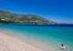 Żwirowa plaża Zlatni Rat i turkusowa woda przy brzegu