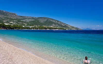 Żwirowa plaża Zlatni Rat i turkusowa woda przy brzegu