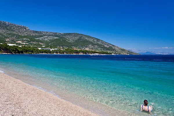 Żwirowa plaża Zlatni Rat i turkusowa woda przy brzegu