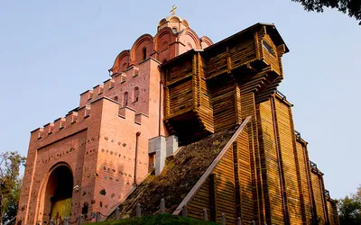 Złota brama w Kijowie jest rekonstrukcją średniowiecznej bramy wjazdowej do grodu Jarosława I Mądrego (978 – 1054)