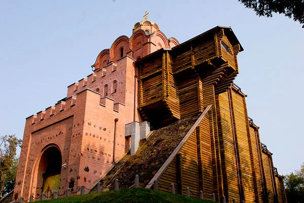 Złota brama w Kijowie jest rekonstrukcją średniowiecznej bramy wjazdowej do grodu Jarosława I Mądrego (978 – 1054)