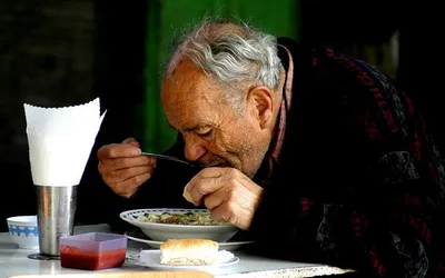 Sopa de Pedra — gęsta sycąca portugalska zupa z fasolą, kiełbasą i ziemniakami
