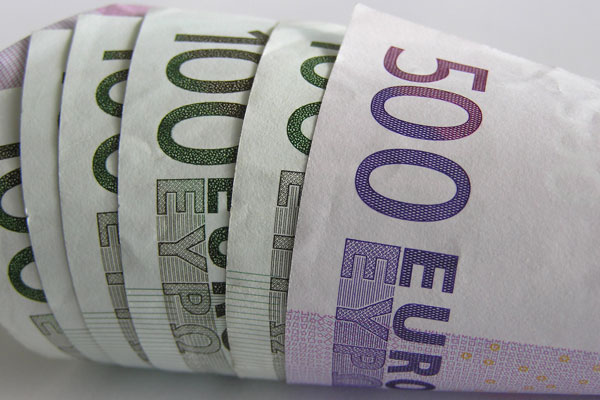 Grecja | Na banknotach euro nazwa waluty zapisana jest alfabetem łacińskim oraz greckim