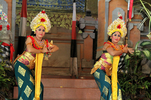 Bali | Balijskie tancerki w przepięknych, barwnych strojach
