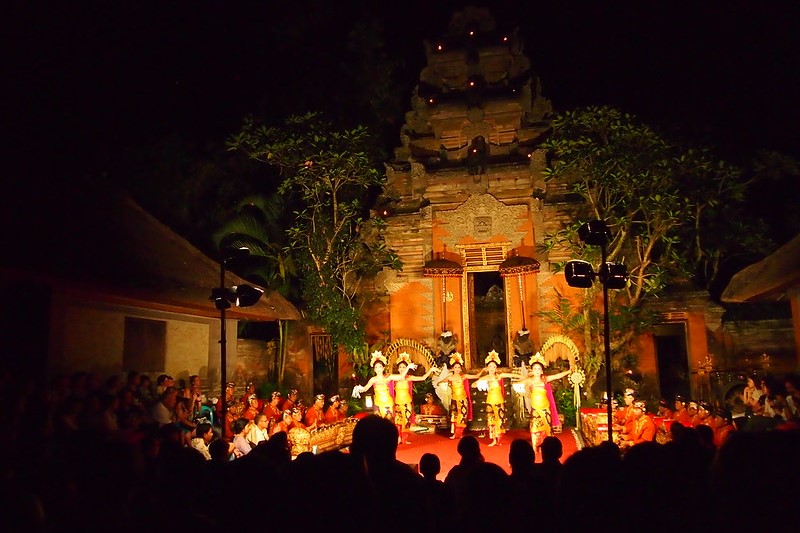 Bali | Występ balijskich tancerzy obejrzeć można na dziedzińcu pałacu Puri Saren Agung