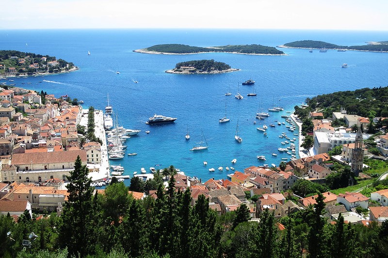 Chorwacja | Północne wybrzeże wyspy Hvar charakteryzuje się zróżnicowaną linią brzegową pełną półwyspów i zatoczek
