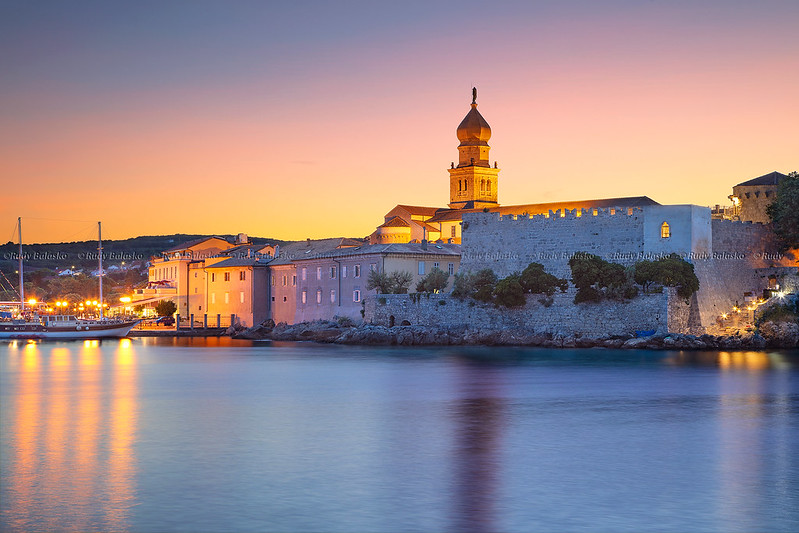 Chorwacja | Miasto Krk z górującą nad nim dzwonnicą katedralną