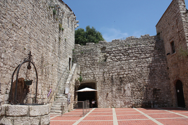 Chorwacja | Dziedziniec na zamku w Krk