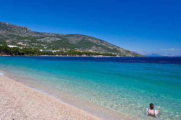 Chorwacja | Plaża Zlatni Rat pokryta jest żwirkiem, a otacza ją krystalicznie czysta woda