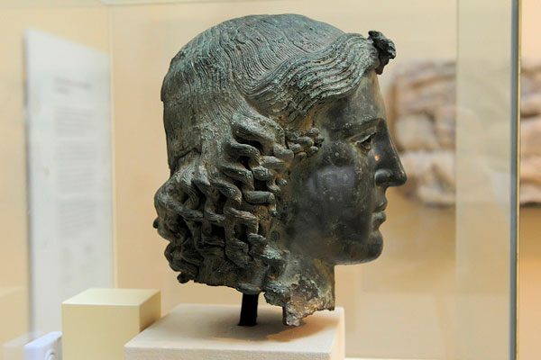Cypr | Brązowa głowa, tzw. " Chatsworth Head", należąca prawdopodobnie do posągu Apolla, znaleziona w Tamassos w 1836 roku