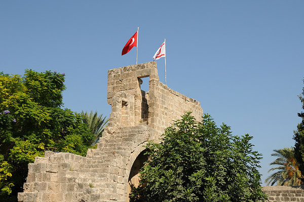 Cypr (Belapais) | Flaga Tureckiej Republiki Cypru Północnego