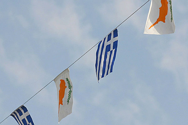 Cypr | Flagi greckie i cypryjskie zdobiące ulice Limassol