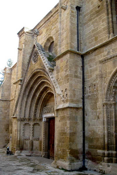 Cypr | Do katedry, a obecnie meczetu, można wejść zachowując odpowiedni szacunek i powagę jakich to miejsce wymaga
