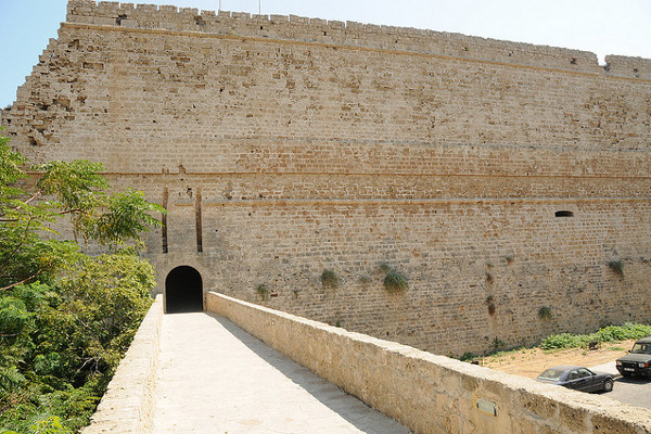 Kyrenia | Za czasów angielskich w zamku urządzono więzienie, a potem znajdowały się w nim koszary policyjne