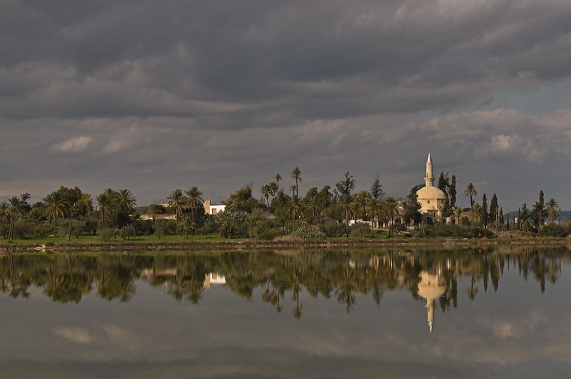 Cypr | Larnaka – krajobraz ze słonym jeziorem i meczetem Hala Sultan Tekke