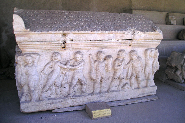 Cypr | Pięknie zdobiony sarkofag w Muzeum Archeologicznym w Pafos