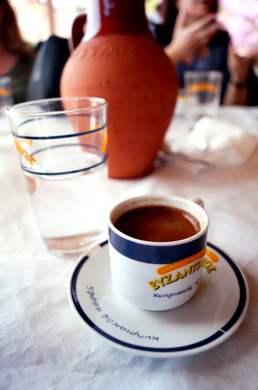 Cypr | Cypryjską kawę tradycyjnie podaje się ze szklanką wody