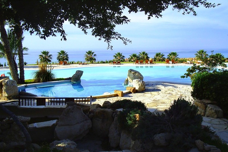 Cypr | Hotel położony nad samym morzem w malowniczej Zatoce Koralowej