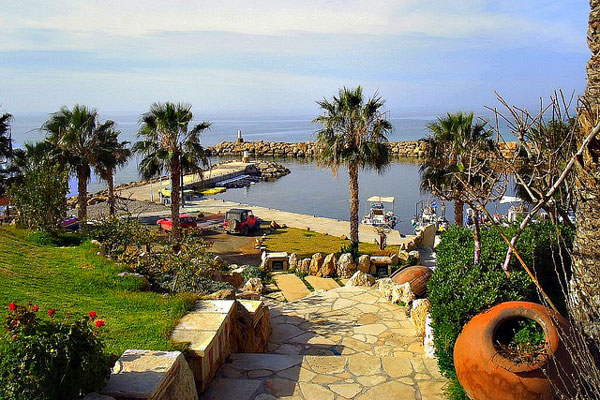 Cypr | Niektóre hotele położne w Zatoce Koralowej są zaopatrzone w prywatne przystanie