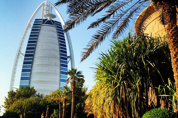 Dubaj | Budynek hotelu Burdż al-Arab znajduje się na sztucznej wyspie Palm Dżumeirah