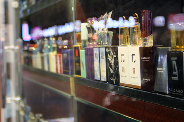 Dubaj | Perfumy kupić można zarówno na targu jak i w sklepach