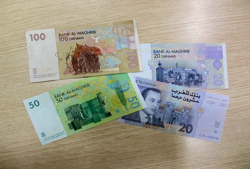 Dubaj | Banknoty występują w ośmiu nominałach: 5, 10, 20, 50, 100, 200, 500 i 1000 