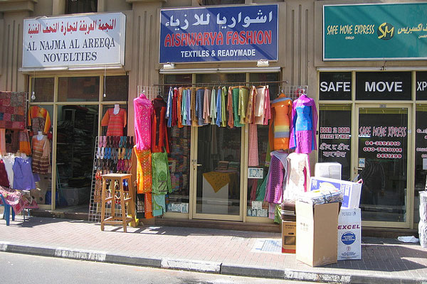 Dubaj | Wielokulturowe oblicze miasta: sklep z arabskimi różnościami w sąsiedztwie indyjskich tekstyliów