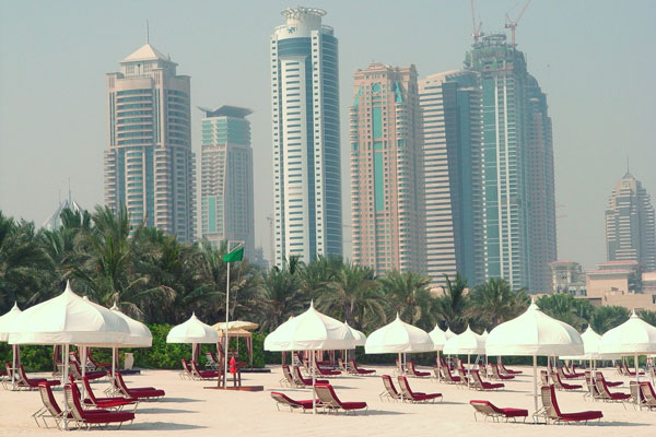 Dubaj | Plaża w Dubaju z wieżowcami w tle