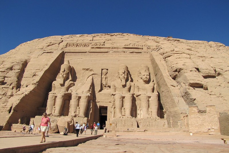 Egipt | Fasadę Wielkiej Świątyni Ramzesa II zdobią cztery, niemal 21-metrowe posągi faraona
