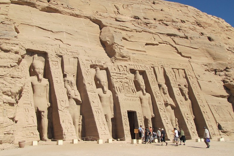 Egipt | Fasadę świątyni Nefertari zdobią dwa posągi królowej i cztery Ramzesa